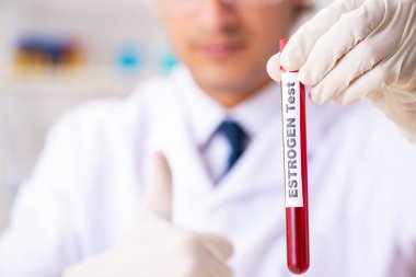 Genç yakışıklı laboratuvar asistanı hastanede kan örnekleri test ediyor. 
