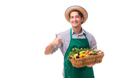 Beyaz arka planda taze ürünleri olan genç çiftçi.