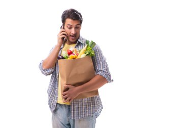 Bakkal alışverişi yapan genç bir adam.