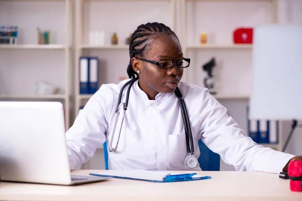 Svarta kvinnliga läkare som arbetar på kliniken — Stockfoto