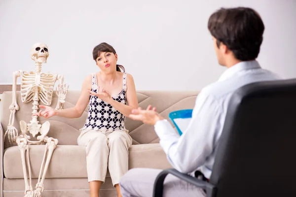 Jonge patiënt op bezoek bij psycholoog voor therapie — Stockfoto