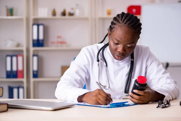 Médico negro que trabaja en la clínica —  Fotos de Stock