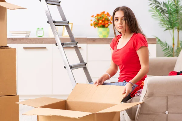 Young beautiful woman moving to new flat — Stock Photo, Image