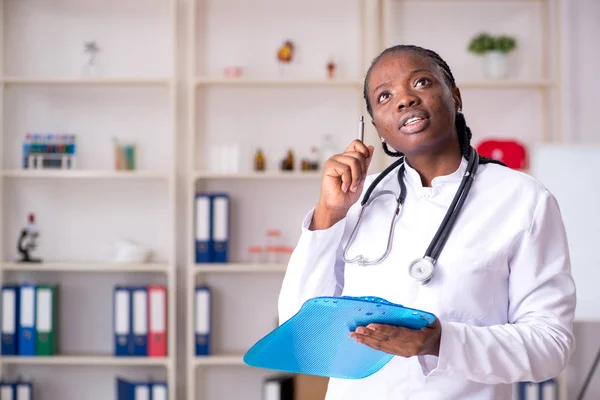 Médico negro que trabaja en la clínica —  Fotos de Stock