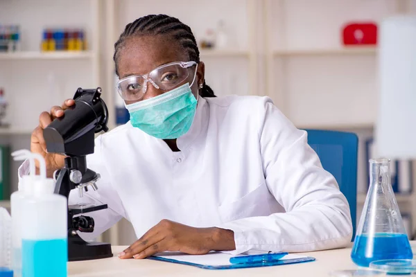 Jonge zwarte chemicus werken in het lab — Stockfoto