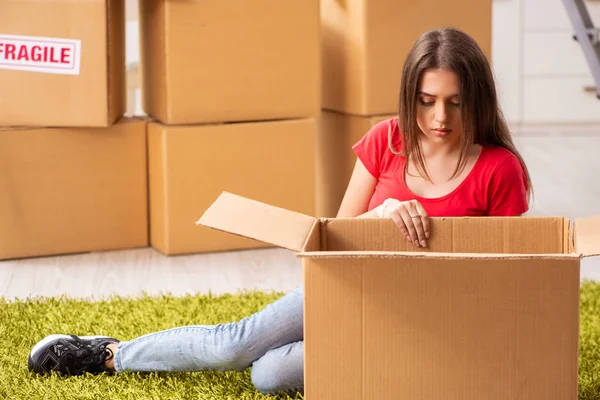 Jovem bela mulher se movendo para novo apartamento — Fotografia de Stock