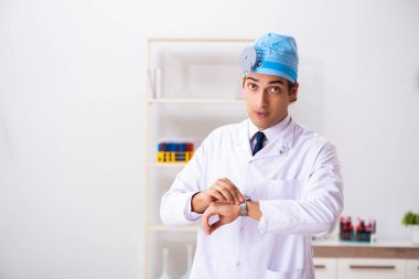 Hastanede çalışan genç erkek doktor otolaryngologist 