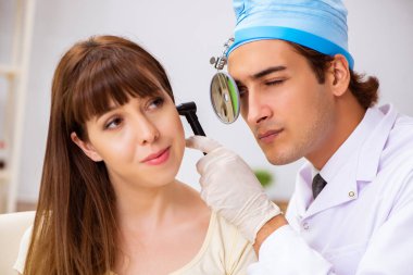 Genç kadın ziyaret erkek doktor otolaryngologist