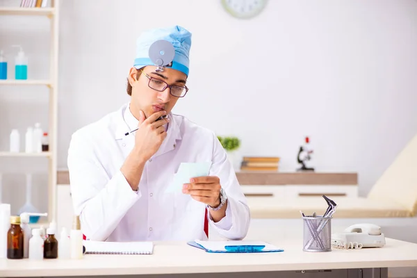 Giovane medico otorinolaringoiatra che lavora in ospedale — Foto Stock