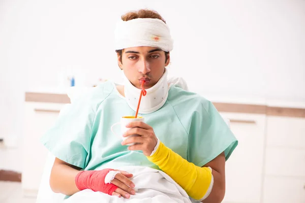 Genç adam hastanede kalan yaralı — Stok fotoğraf