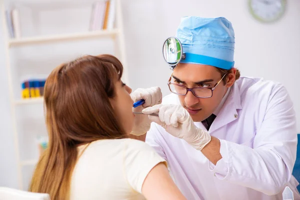 Giovane donna visting maschio medico otorinolaringoiatra — Foto Stock