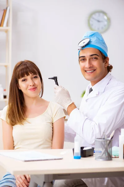 Joven mujer visting masculino médico otorrinolaringólogo — Foto de Stock