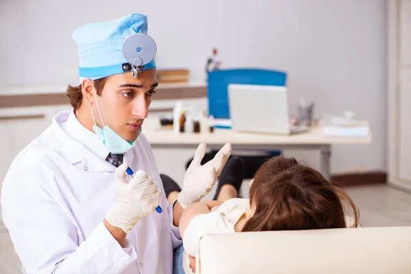 Genç kadın ziyaret erkek doktor otolaryngologist — Stok fotoğraf
