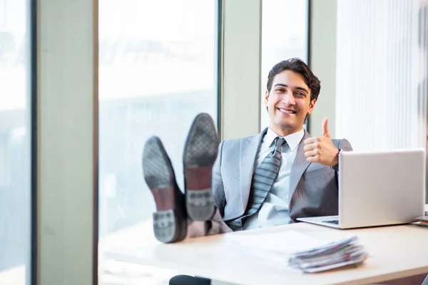 Joven empresario exitoso que trabaja en la oficina — Foto de Stock