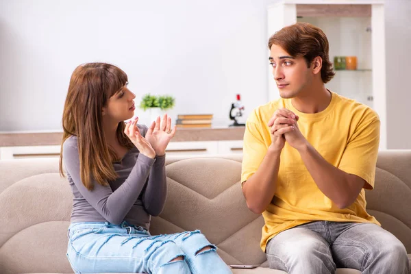 Mujer y hombre aprendiendo lenguaje de señas —  Fotos de Stock