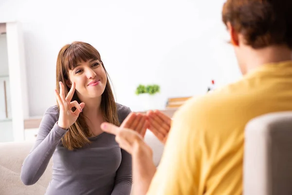 Mujer y hombre aprendiendo lenguaje de señas — Foto de Stock