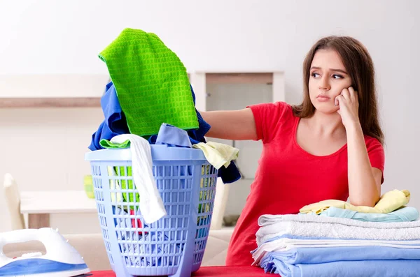 Joven hermosa mujer planchando en casa — Foto de Stock