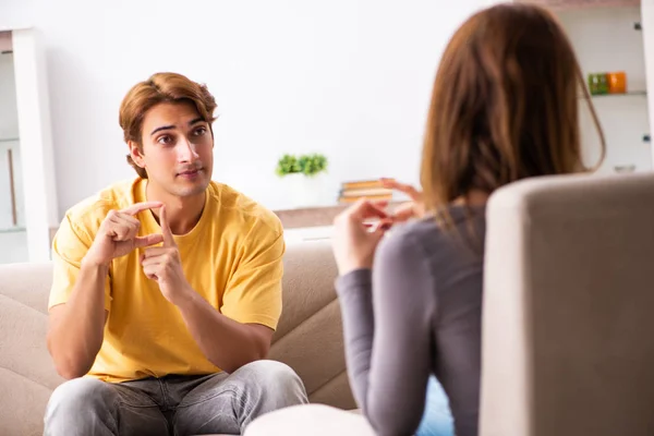 Mujer y hombre aprendiendo lenguaje de señas — Foto de Stock