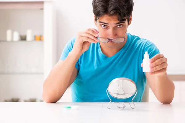 Homem tentando lentes de contato em casa — Fotografia de Stock
