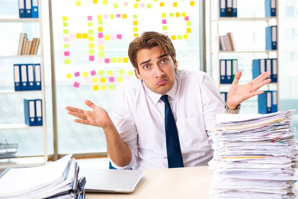 Empresario ocupado trabajando en la oficina — Foto de Stock