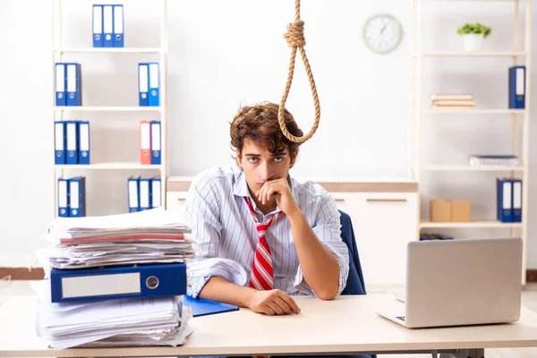 Empresário desesperado pensando em cometer suicídio enforcado — Fotografia de Stock