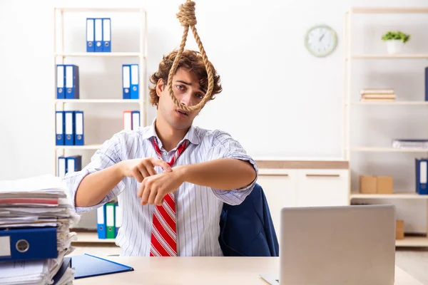 Verzweifelter Geschäftsmann denkt an Selbstmord — Stockfoto