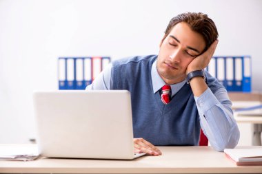 Ofiste çalışan yakışıklı bir genç. 