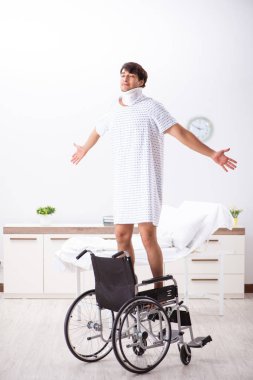 Yakışıklı delikanlı hastanede tekerlekli sandalyede 