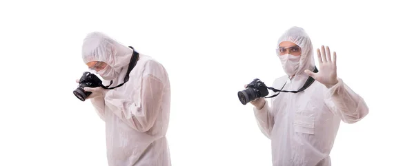 Especialista forense en traje de protección tomando fotos en blanco —  Fotos de Stock