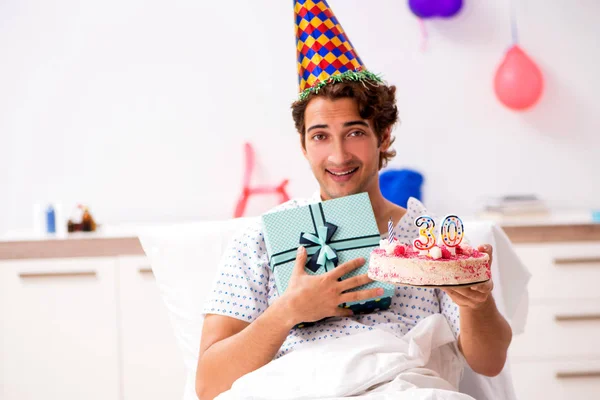 Giovane uomo che festeggia il suo compleanno in ospedale — Foto Stock