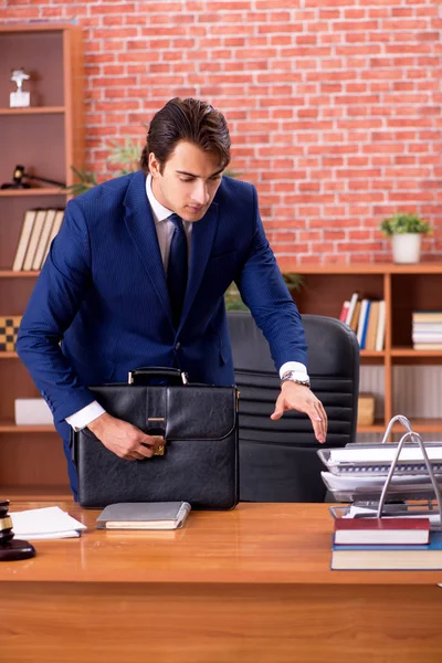 Jeune beau avocat travaillant dans son bureau — Photo