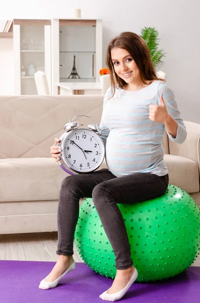 Młoda kobieta w ciąży robi sport ćwiczenia w domu — Zdjęcie stockowe