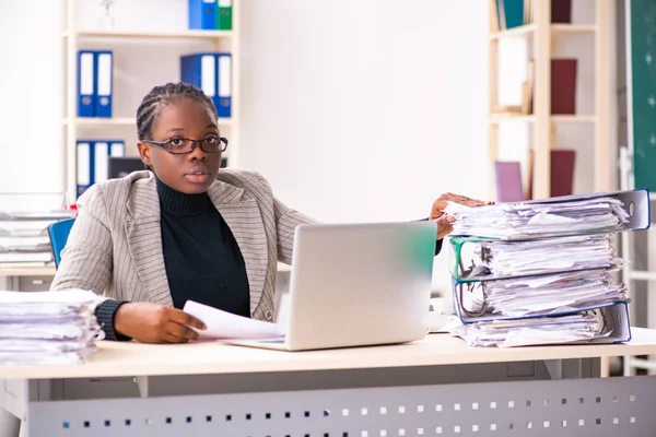 Zwarte vrouwelijke werknemer ongelukkig met buitensporige werk — Stockfoto
