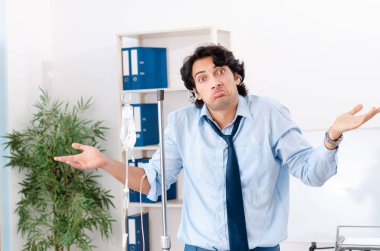 Kan nakli konseptinde genç bir erkek çalışan.