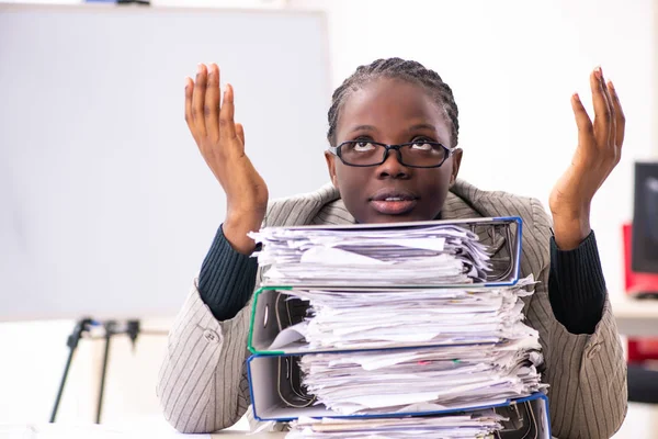 Black female employee unhappy with excessive work — Stock Photo, Image