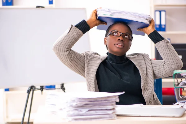 Schwarze Angestellte unzufrieden mit exzessiver Arbeit — Stockfoto