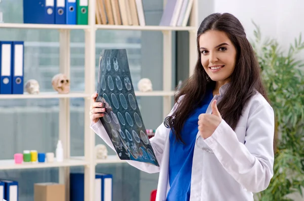 Vrouwelijke arts radioloog werken in de kliniek — Stockfoto