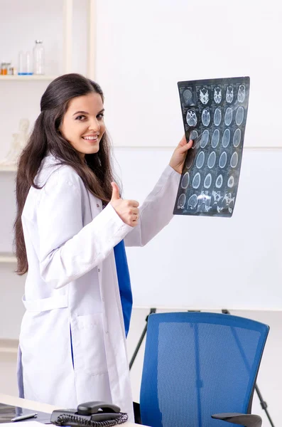 Medico radiologo donna che lavora in clinica — Foto Stock