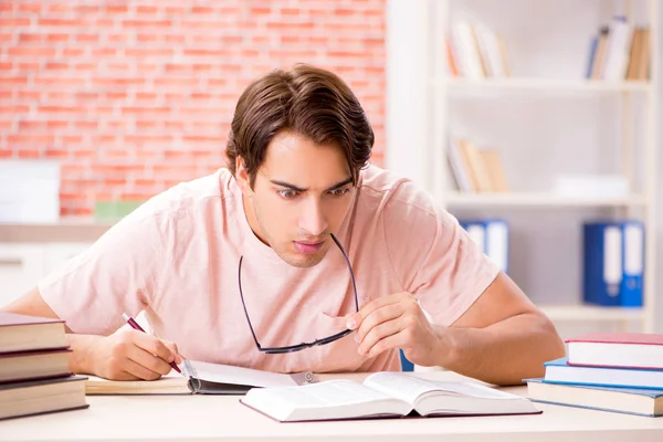 Jeune étudiant se préparant pour les examens collégiaux — Photo