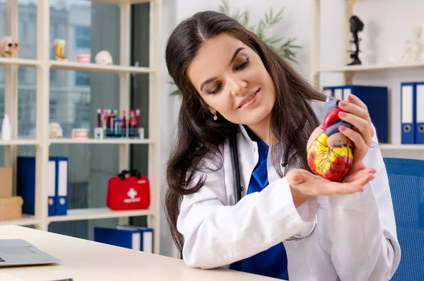 Médica cardiologista trabalhando na clínica — Fotografia de Stock