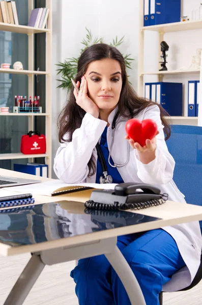 Médecin cardiologue féminine travaillant à la clinique — Photo