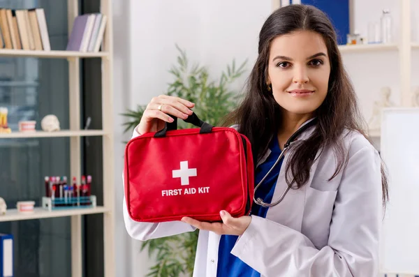 Doctora en concepto de primeros auxilios — Foto de Stock