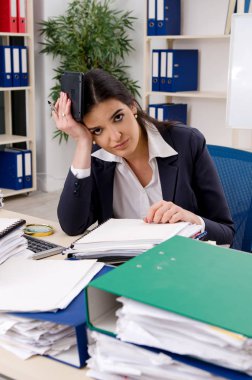 Ofiste çok fazla çalışma ile kadın işçiye 