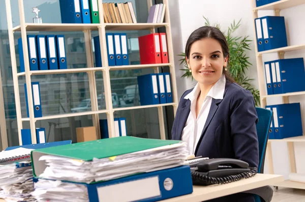 Funcionário feminino com muito trabalho no escritório — Fotografia de Stock