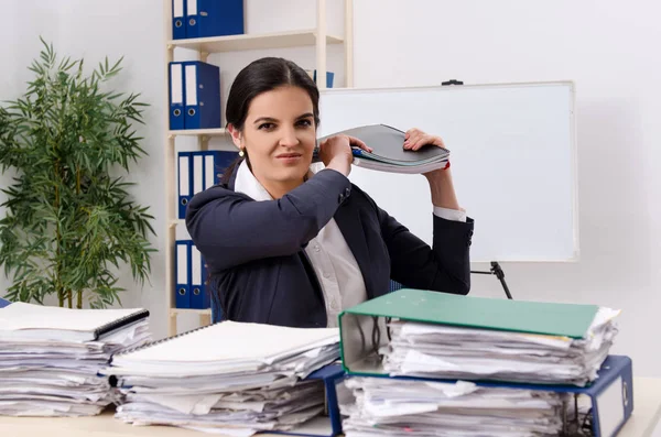 Vrouwelijke werknemer ongelukkig met buitensporige werk — Stockfoto
