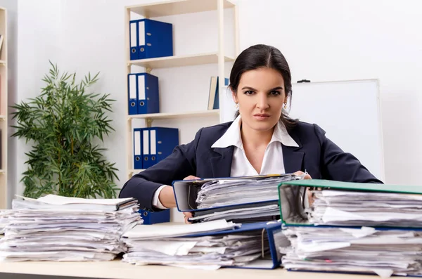 Funcionário feminino infeliz com excesso de trabalho — Fotografia de Stock