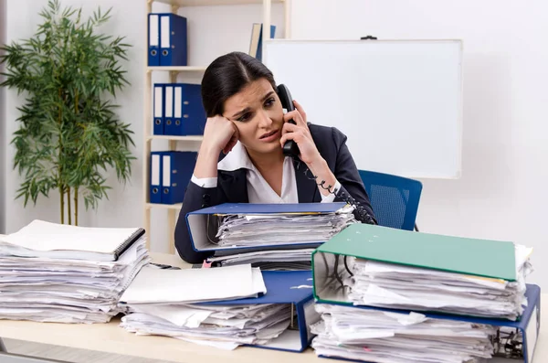 Mitarbeiterinnen mit zu viel Arbeit im Büro — Stockfoto
