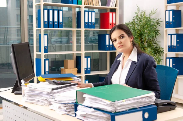 Funcionário feminino com muito trabalho no escritório — Fotografia de Stock