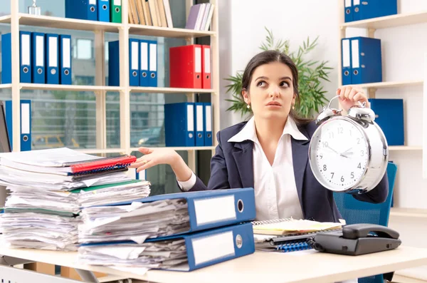 Employée avec trop de travail au bureau — Photo