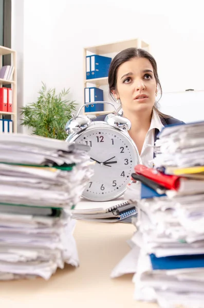 Funcionário feminino com muito trabalho no escritório — Fotografia de Stock